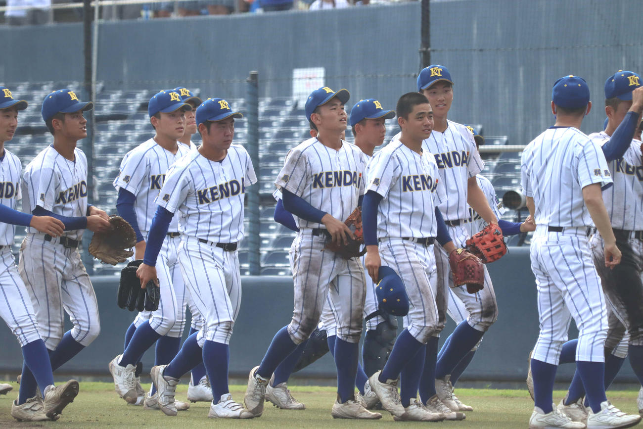 利根商対高崎健康福祉大高崎　勝利し喜びながらベンチに戻る高崎健康福祉大高崎ナイン（撮影・勝部晃多）