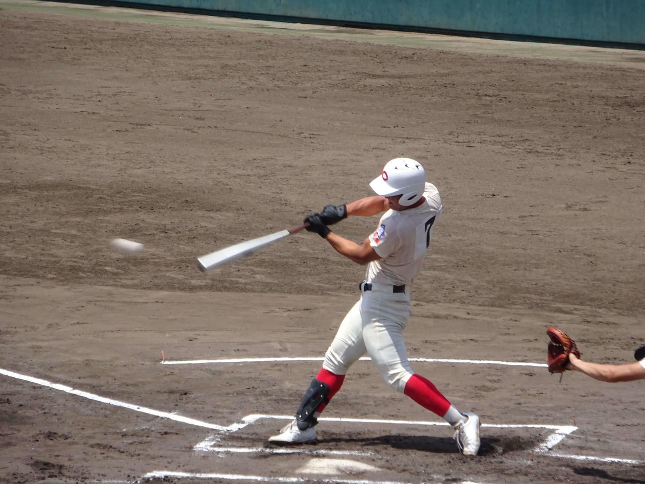 初回先頭打者で二塁強襲安打を放つ智弁学園の前川右京（撮影・加藤裕一）