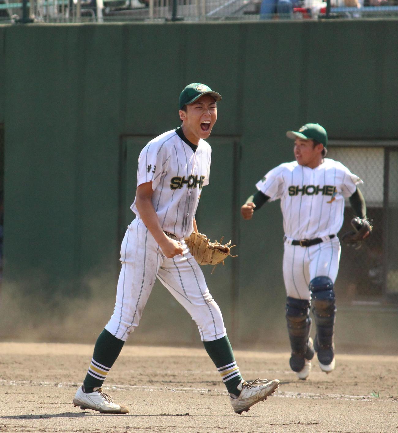 昌平対川口　完投しほえる昌平・田村（撮影・保坂恭子）