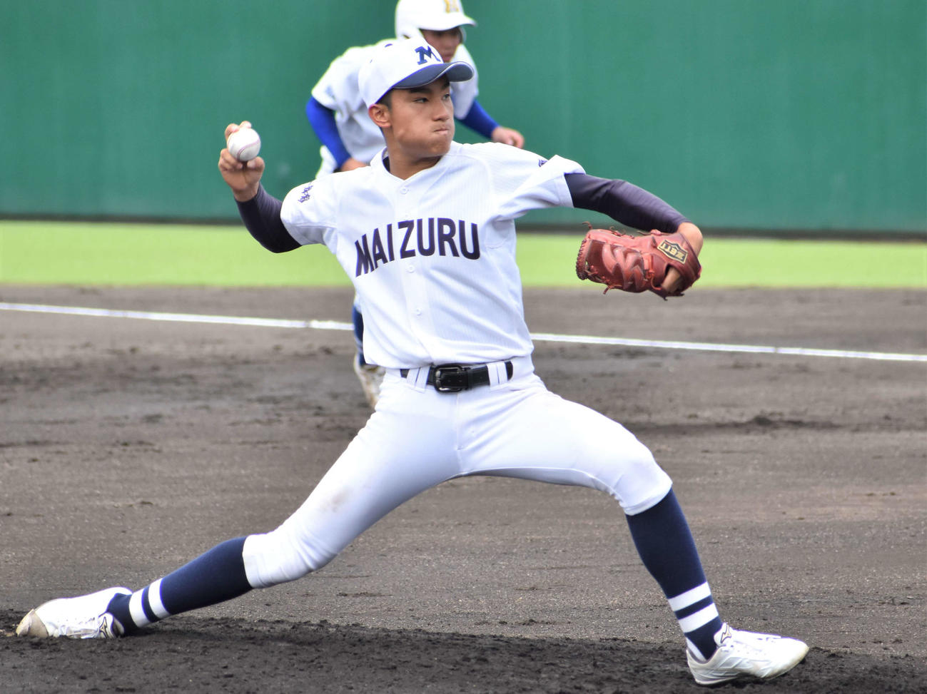 大分舞鶴対明豊　先発する大分舞鶴・奥本（撮影・只松憲）
