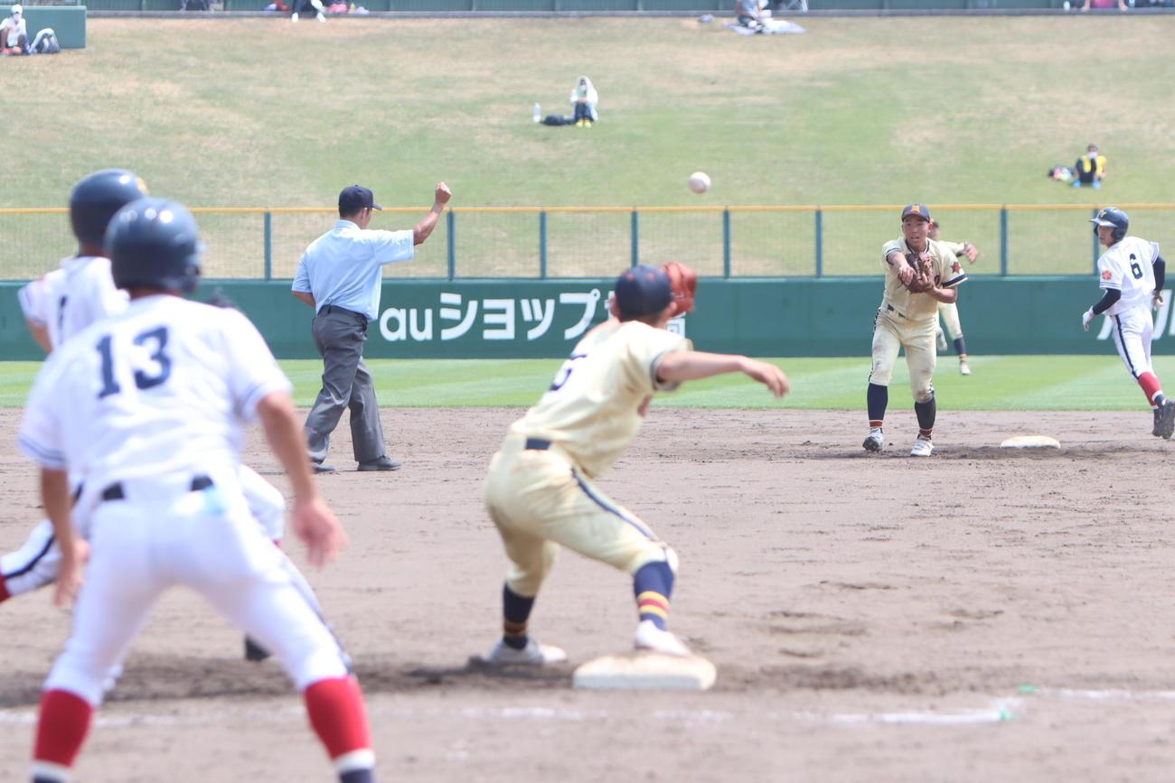 帯広農対帯広大谷　7回表帯広大谷2死1塁、臼井の内野ゴロを併殺に仕留める帯広農・佐伯遊撃手（撮影・奥村晶治）
