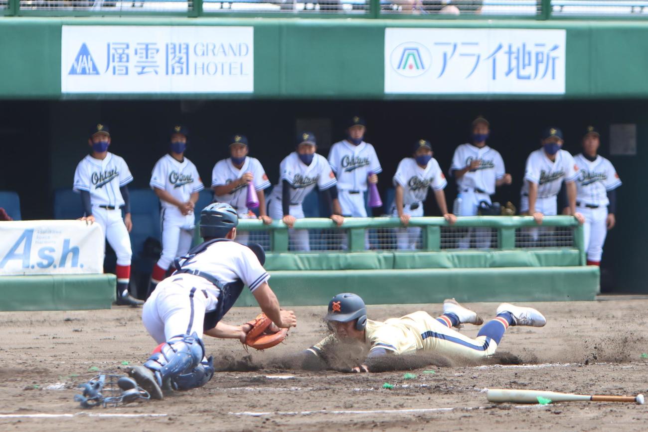 帯広農対帯広大谷　3回裏帯広農2死二塁、佐藤大の適時打で二塁走者の渋谷がヘッドスライディングで生還（撮影・奥村晶治）