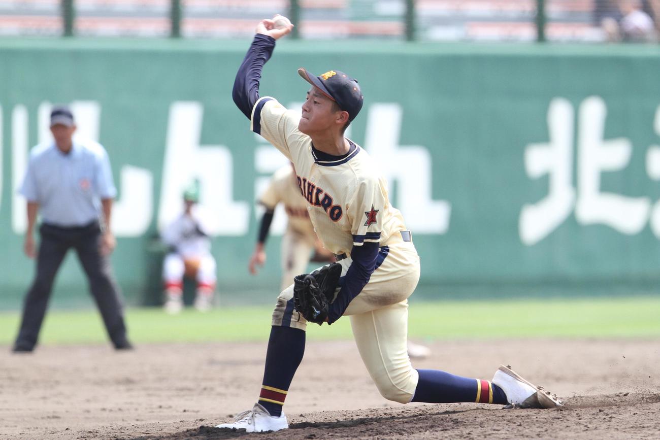 帯広農対帯広大谷　力投する帯広農の佐藤大（撮影・奥村晶治）