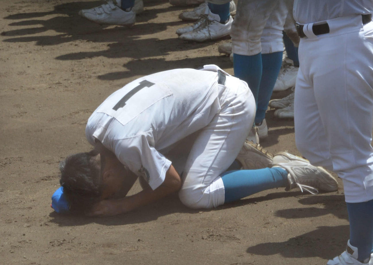 修徳対青山学院　試合に敗れた青山学院・中山脩は、応援席にあいさつした直後に崩れ落ちる（撮影・鈴木正章）