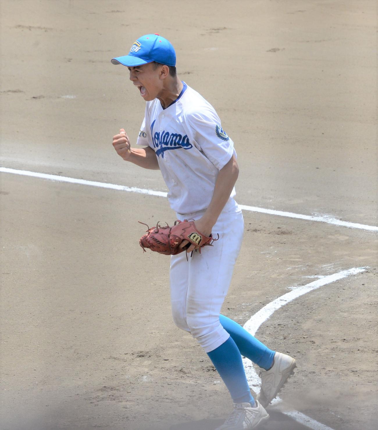 修徳対青山学院　6回表修徳1死満塁、併殺で無失点にしのぎガッツポーズする青山学院・中山脩（撮影・鈴木正章）
