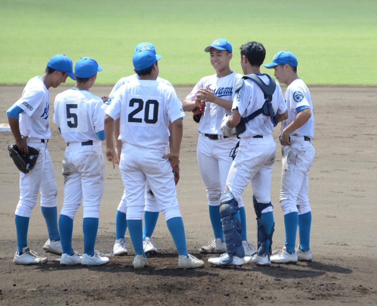 修徳対青山学院　3回表修徳無死満塁、マウンドに集まり笑顔を見せる青山学院・中山脩（右から3人目）（撮影・鈴木正章）