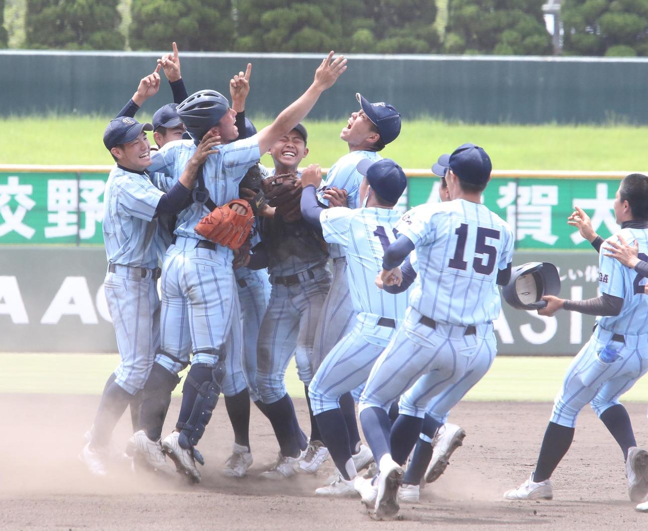 初優勝し歓喜する東明館ナイン（撮影・菊川光一）
