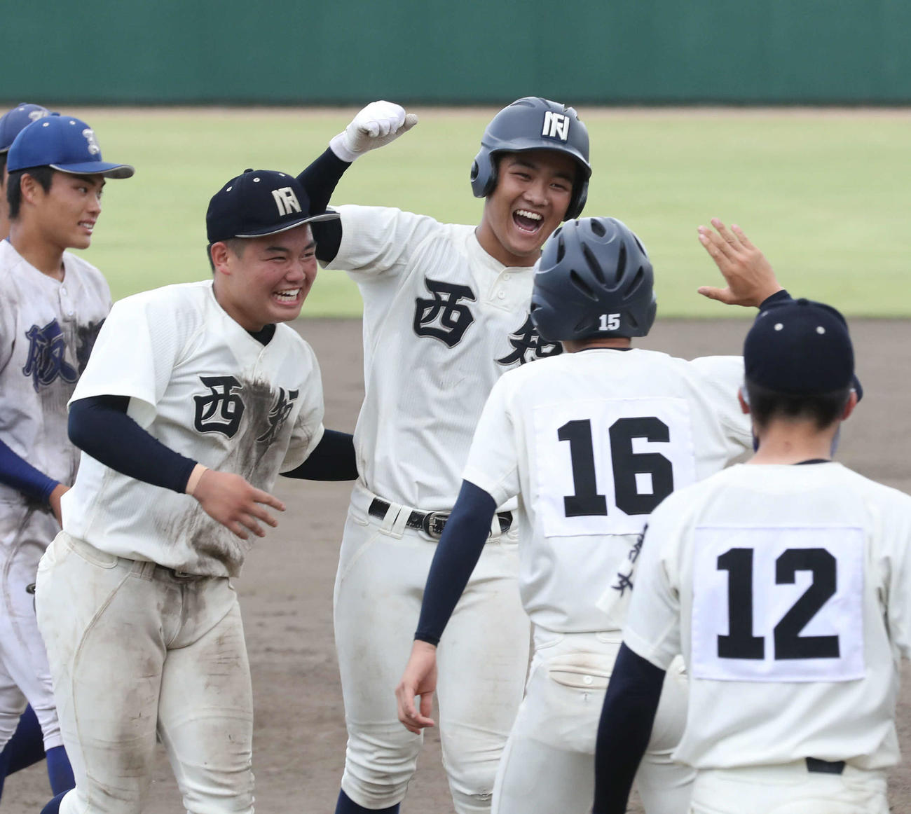 飯塚対西日本短大附　9回裏、林直樹はサヨナラ安打を放ちナインと喜ぶ（撮影・屋方直哉）