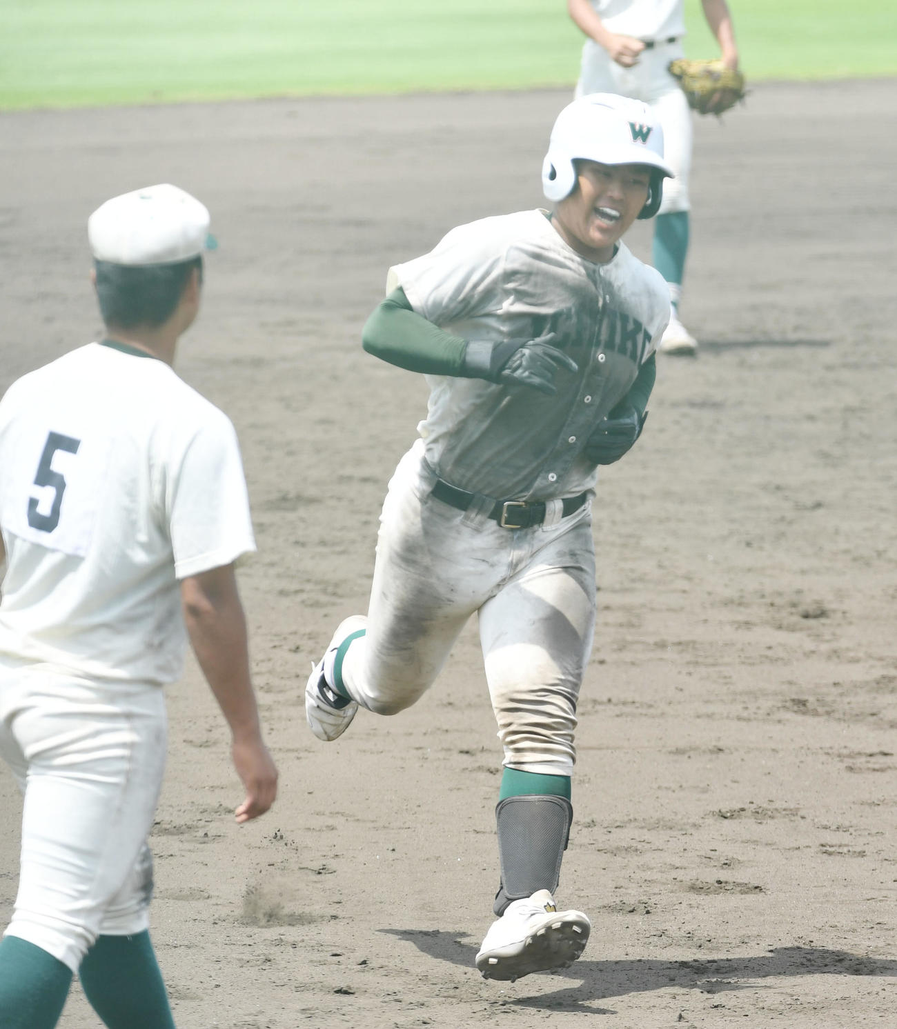 高野山対市和歌山　5回裏市和歌山1死一塁、松川虎生は左中間にコールドを決める2点本塁打を放ち三塁に向かう（撮影・和賀正仁）