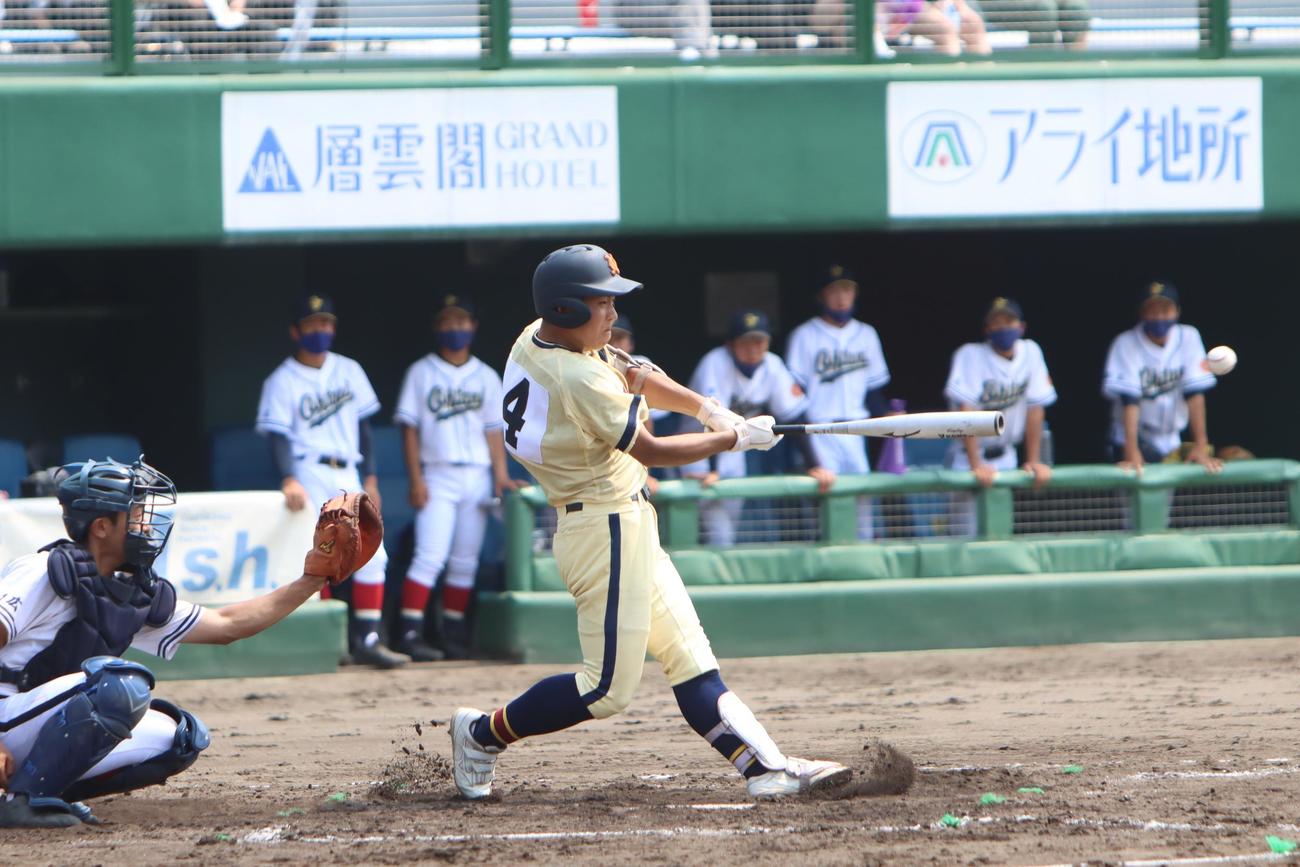 帯広農対帯広大谷　3回裏帯広農1死二塁、先制の適時打を放つ清水（撮影・奥村晶治）