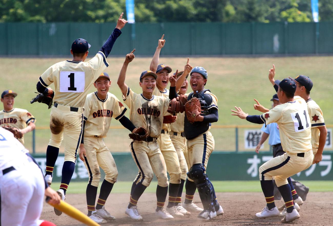 帯広農対帯広大谷　39年ぶりの優勝を決め喜ぶ佐伯主将（中央）ら帯広農ナイン（撮影・永野高輔）