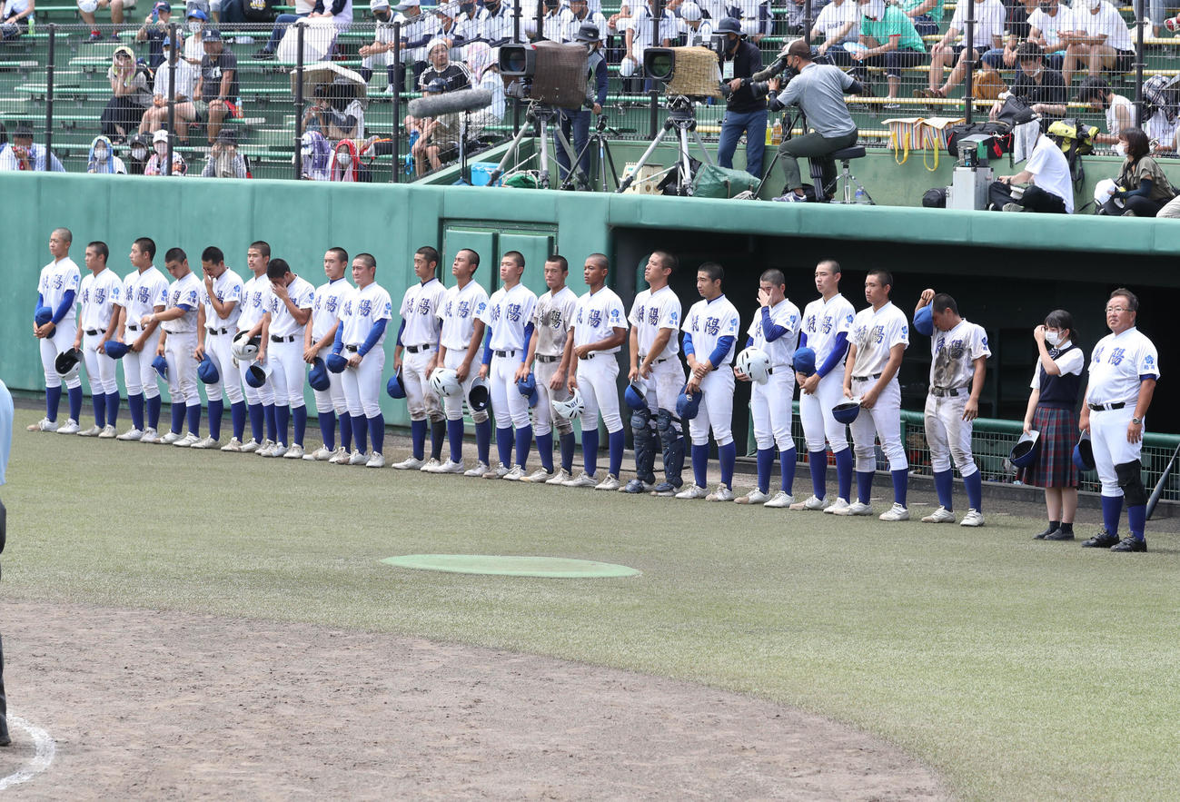 真颯館対筑陽学園　真颯館に敗れ、涙する筑陽学園ナイン（撮影・屋方直哉）