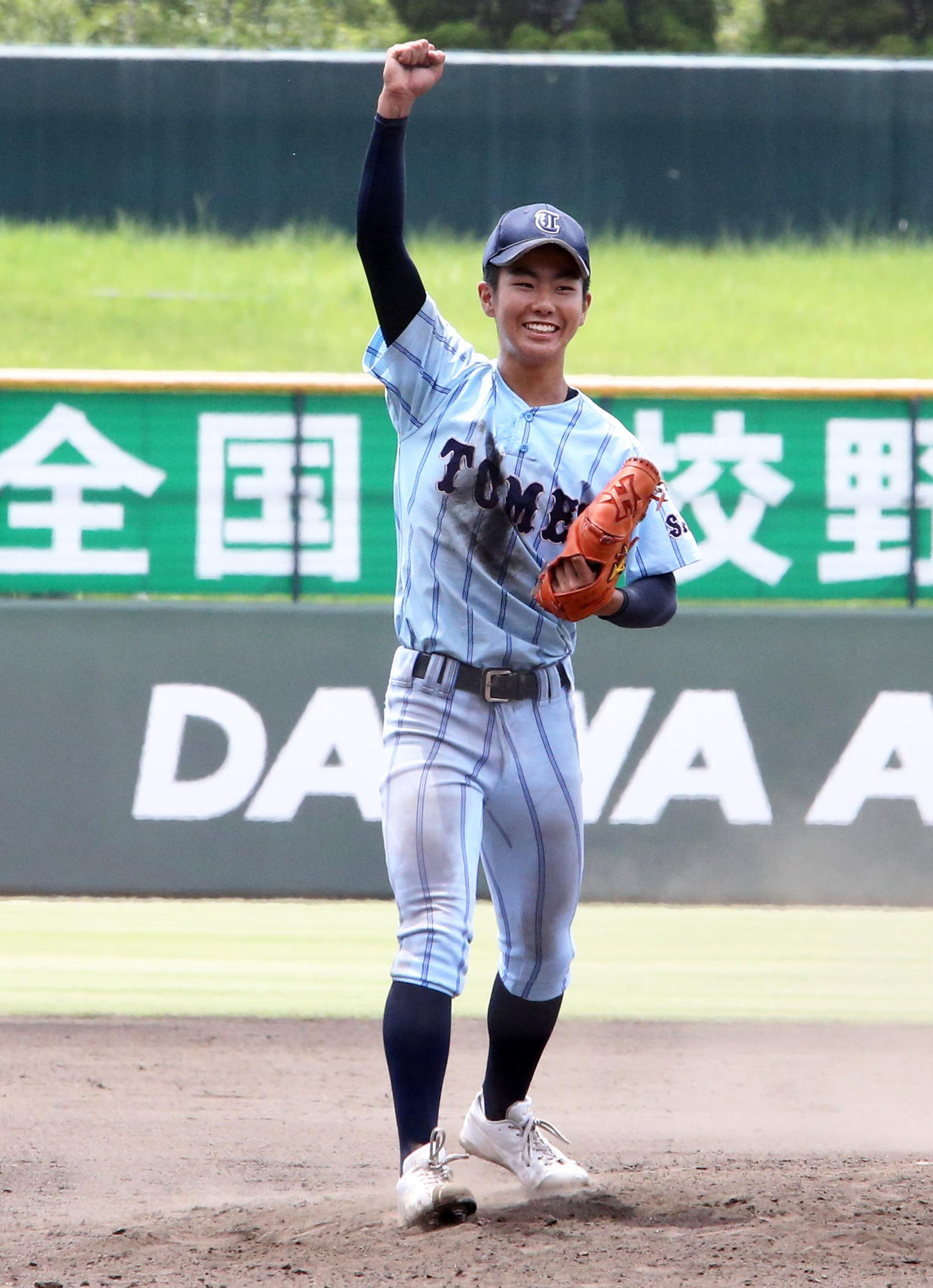 優勝を決めてガッツポーズする東明館・今村珀孔（撮影・菊川光一）
