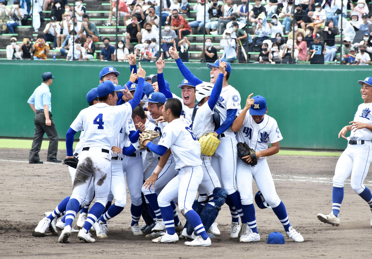 甲子園出場を決め、歓喜に沸く明豊ナイン（撮影・只松憲）