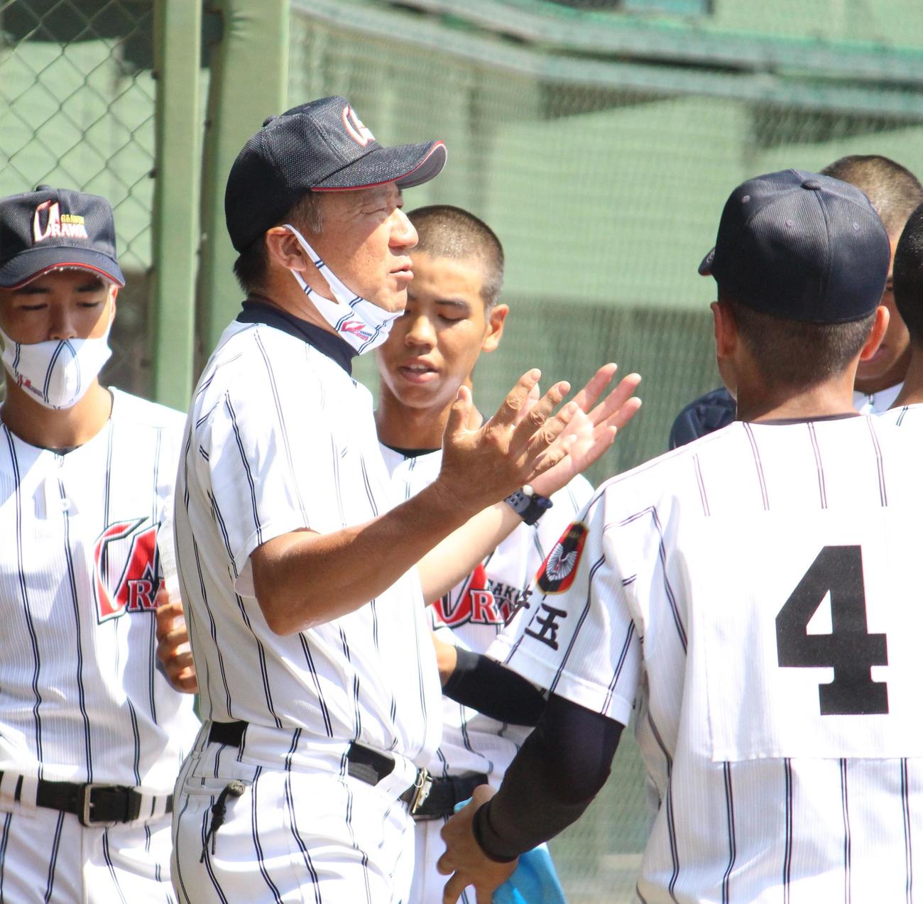 浦和学院対春日部共栄　攻撃前に選手を集めて話をする浦和学院・森監督（撮影・保坂恭子）