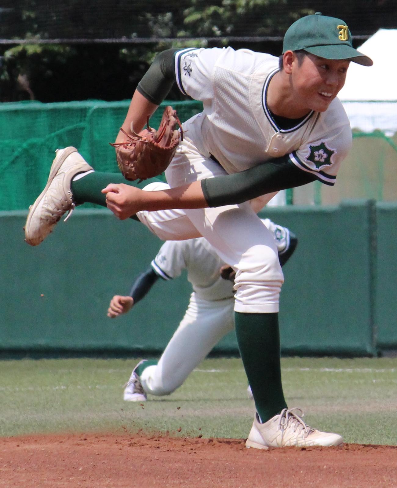 日大豊山対城東　先発して5回11安打6失点だった城東・林（撮影・古川真弥）