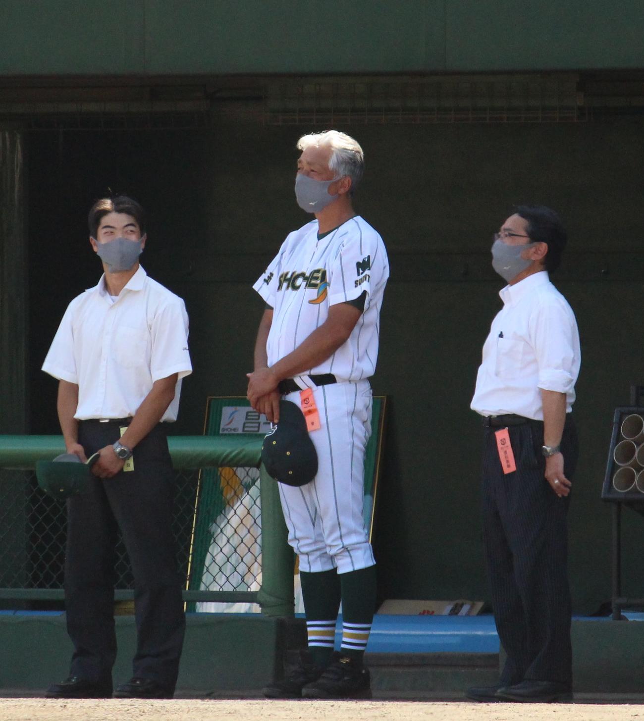 昌平対川口　校歌を聞く昌平・黒坂監督（中央）（撮影・保坂恭子）