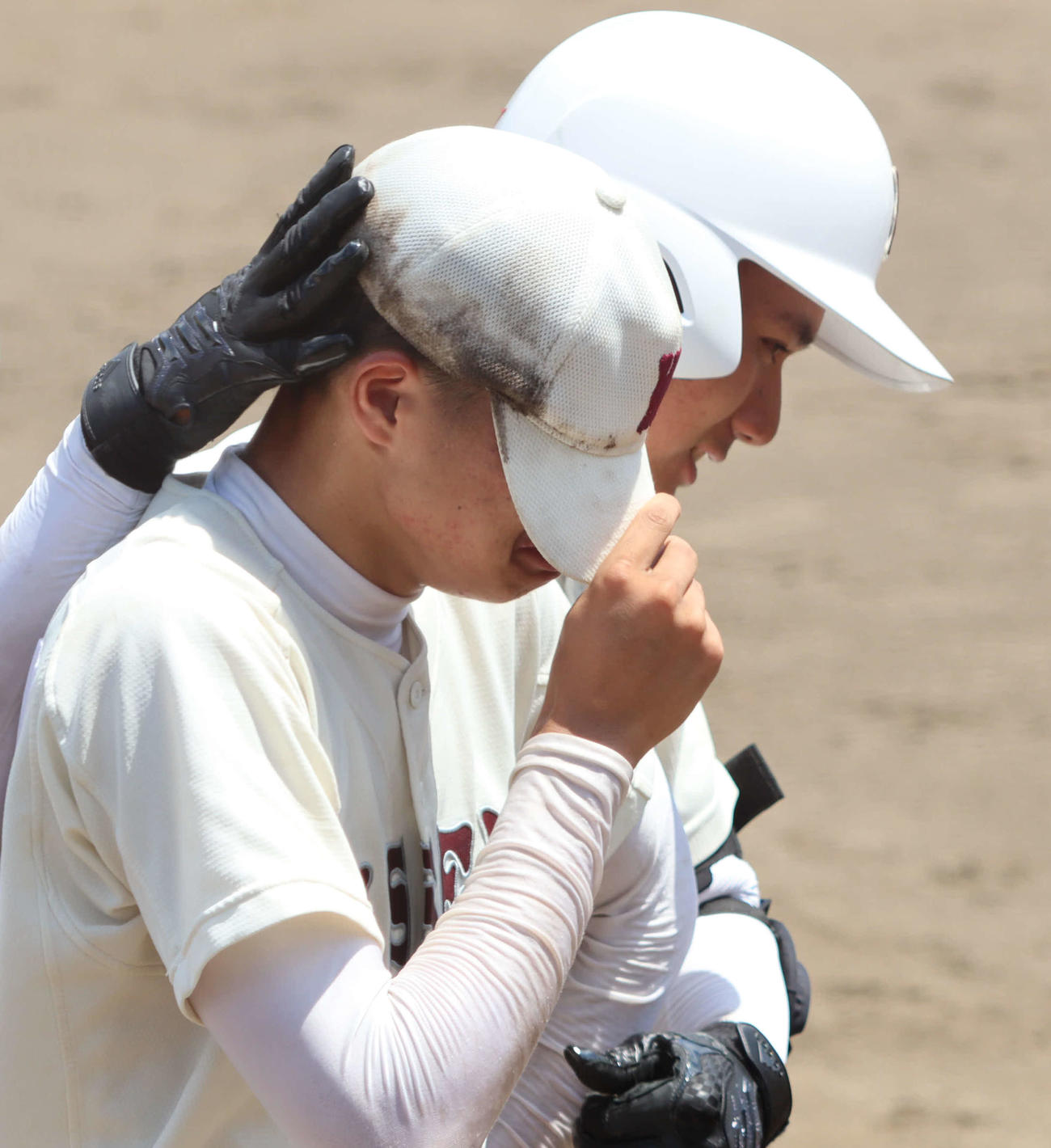 早実対国学院久我山　試合後、号泣する田和（手前）に声を掛ける清宮主将（撮影・阿部泰斉）