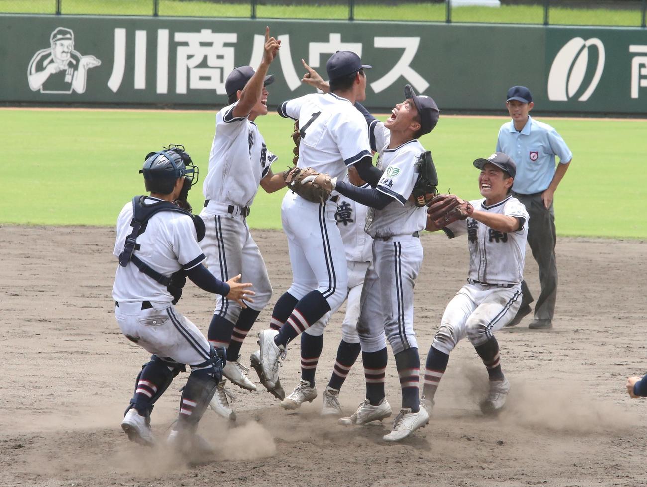 鹿児島実対樟南　優勝し大喜びする樟南ナイン（撮影・菊川光一）
