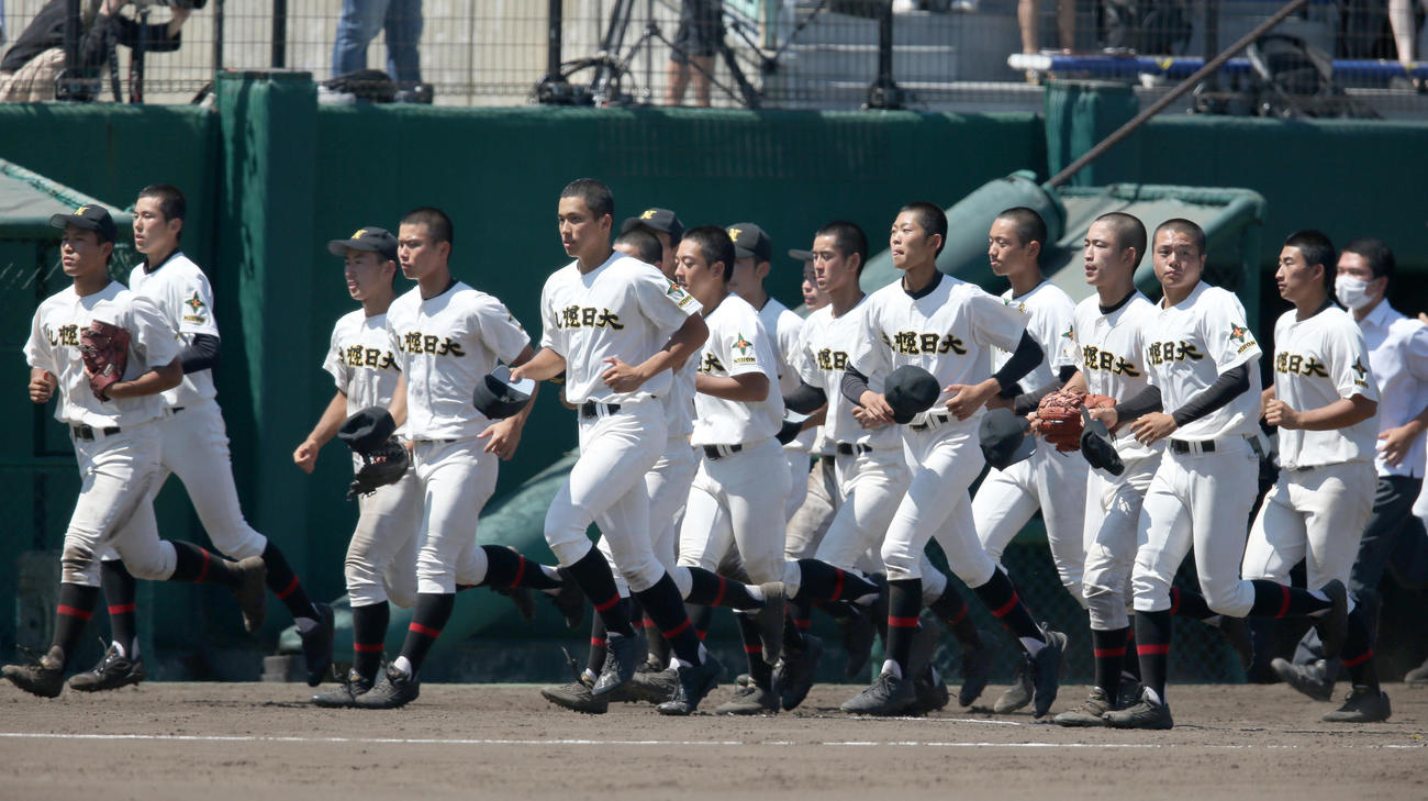 札幌日大対国際情報　国際情報を下し決勝進出を決める札幌日大ナイン（撮影・佐藤翔太）