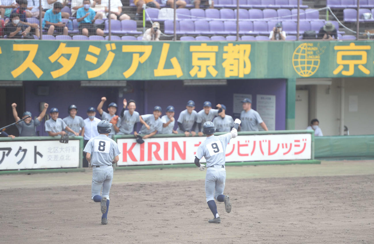 京都外大西対乙訓　2打席目、バックスクリーンへの2点本塁打を放った西村（右）はベンチに迎えられる（撮影・岡崎空日南太）