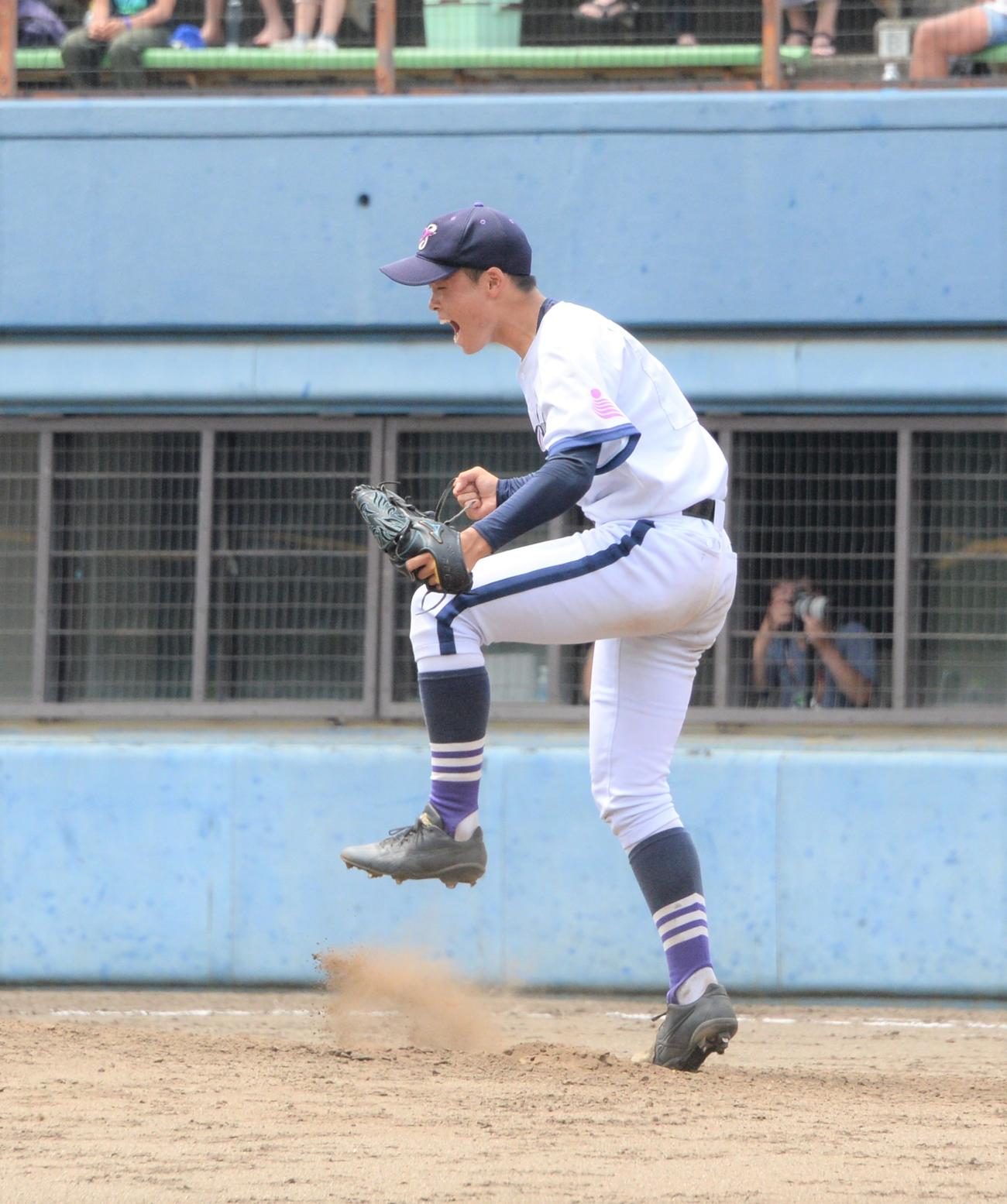 慶応対横浜創学館　8回表の慶応の攻撃を無失点に抑えガッツポーズする横浜創学館・山岸（撮影・鈴木正章）