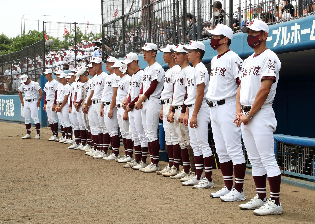 鹿島学園対常総学院　閉会式を見つめる常総学院の選手たち（撮影・鈴木正人）