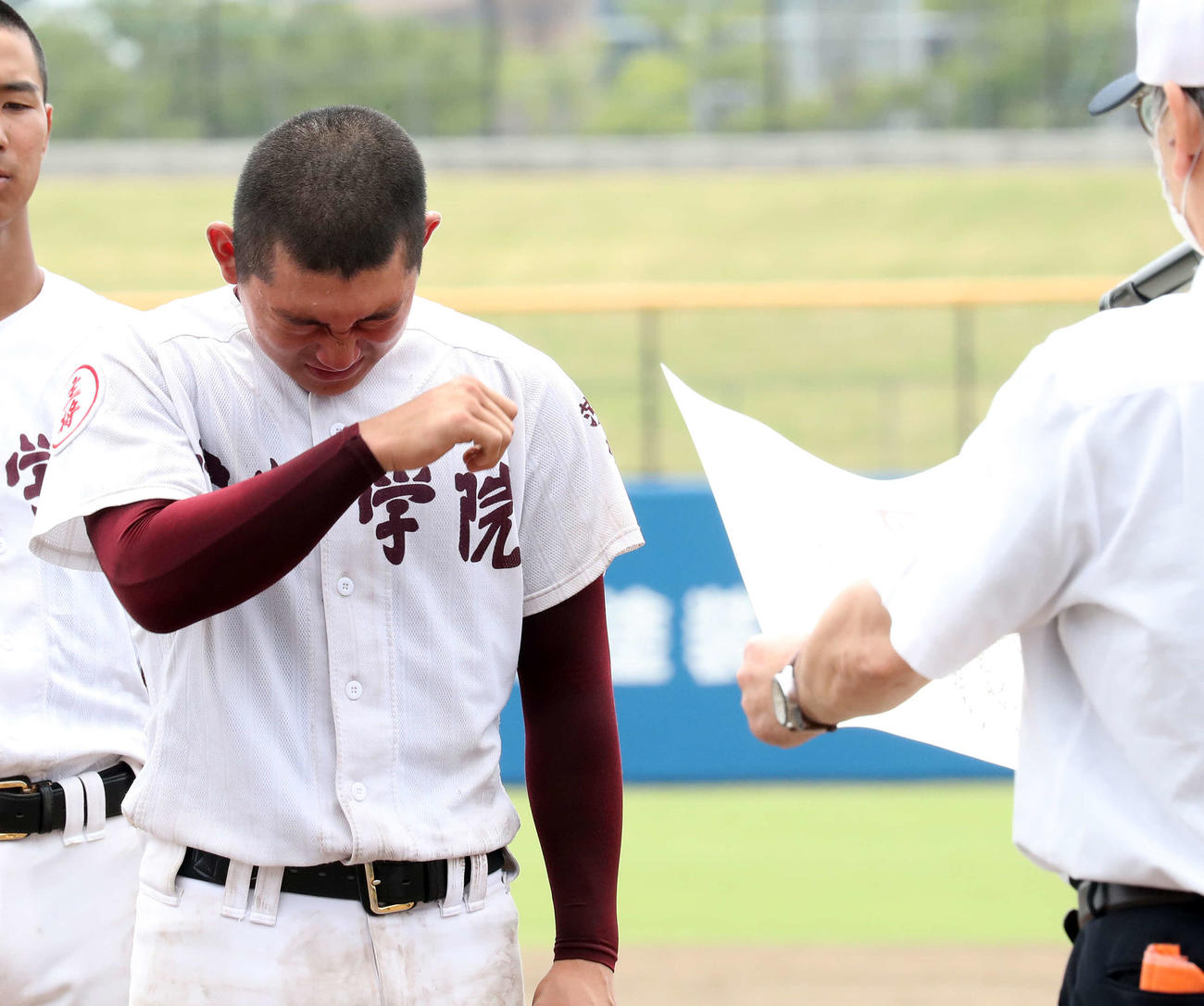 鹿島学園対常総学院　準優勝の表彰時、涙ぐむ常総学院・田辺（撮影・鈴木正人）