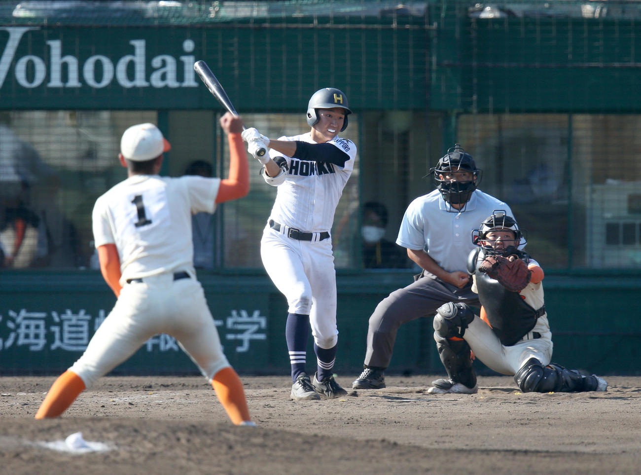 北海対北海道栄　9回表北海2死、木村は左前打を放つ。投手は北海道栄・小沼（撮影・佐藤翔太）