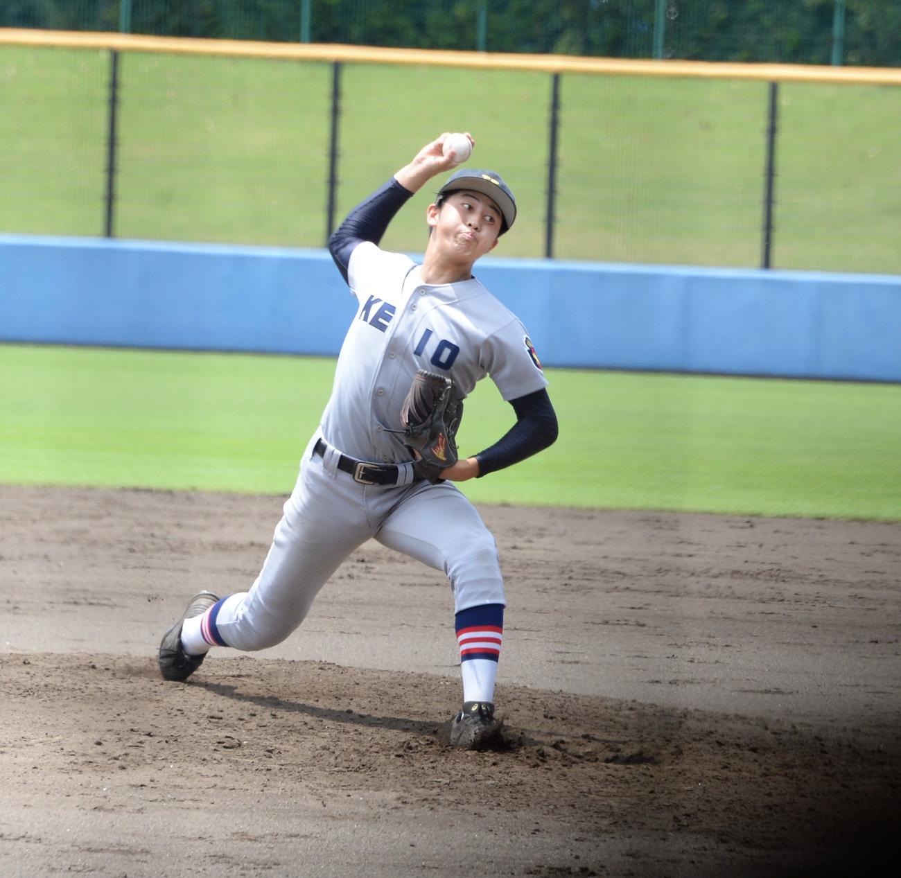 慶応対横浜創学館　慶応の2番手で力投する前田（撮影・鈴木正章）