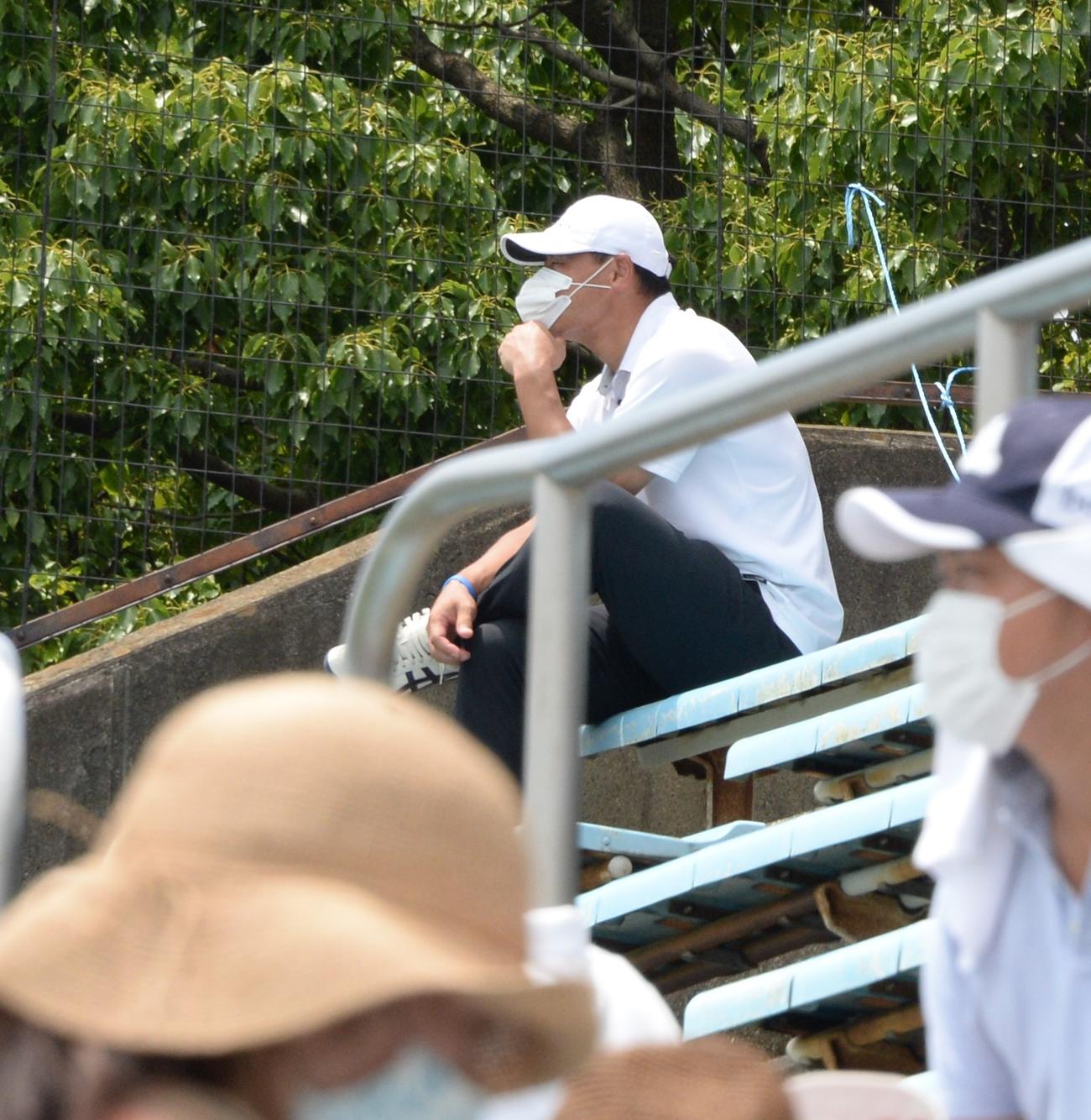 慶応対横浜創学館　慶応エースの次男、晃宏の観戦に訪れた元広島の前田智徳（撮影・鈴木正章）