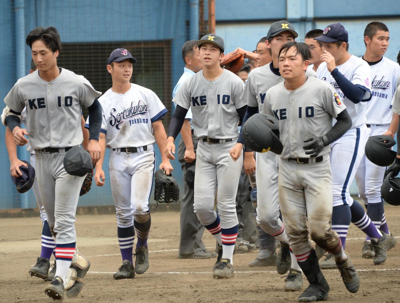 慶応対横浜創学館　試合に敗れ応援席にあいさつへ向かう慶応・前田（左から3人目）（撮影・鈴木正章）
