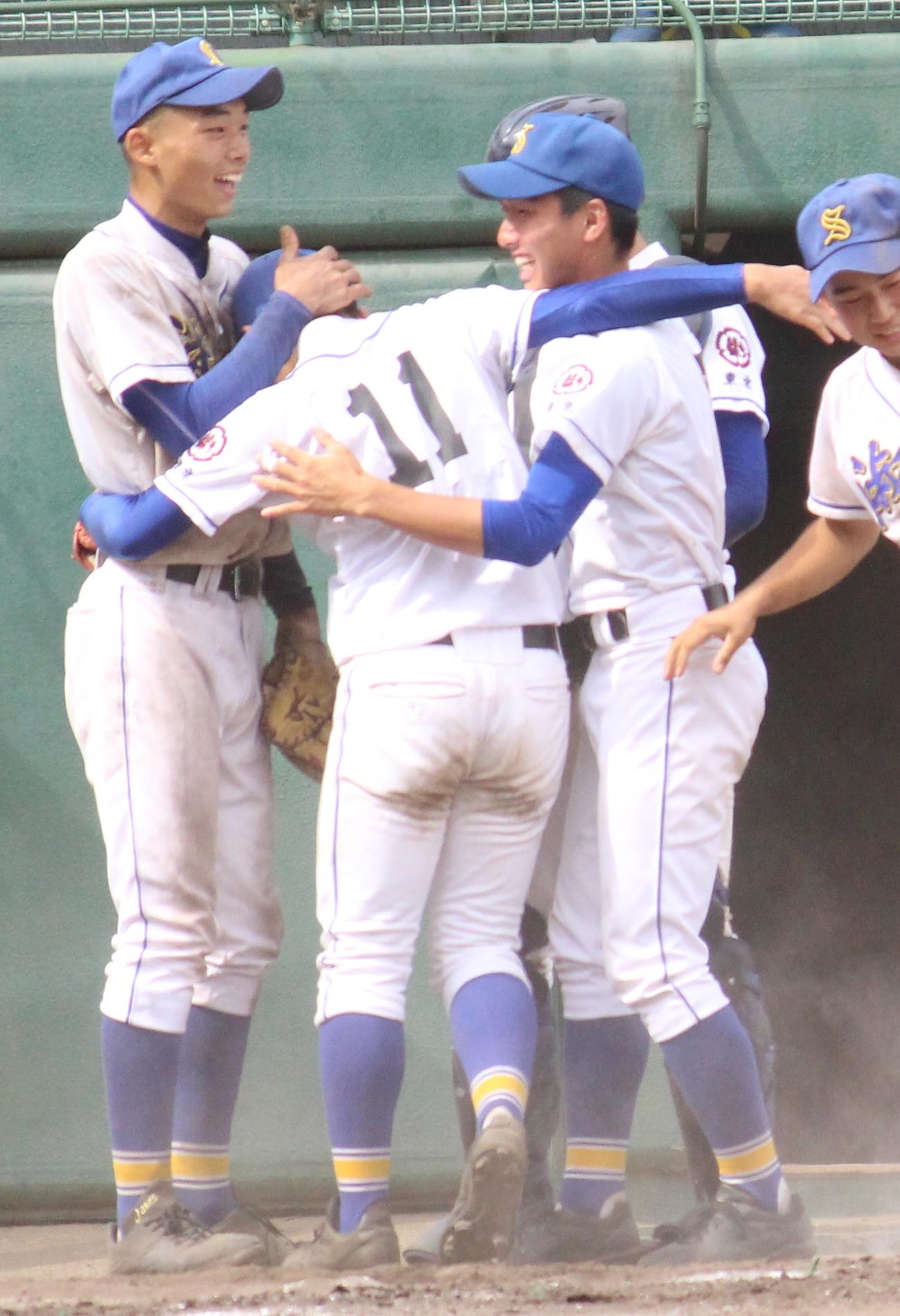 小岩対淑徳　勝利後、チームメートからねぎらわれる背番号11の淑徳・伊神（撮影・古川真弥）