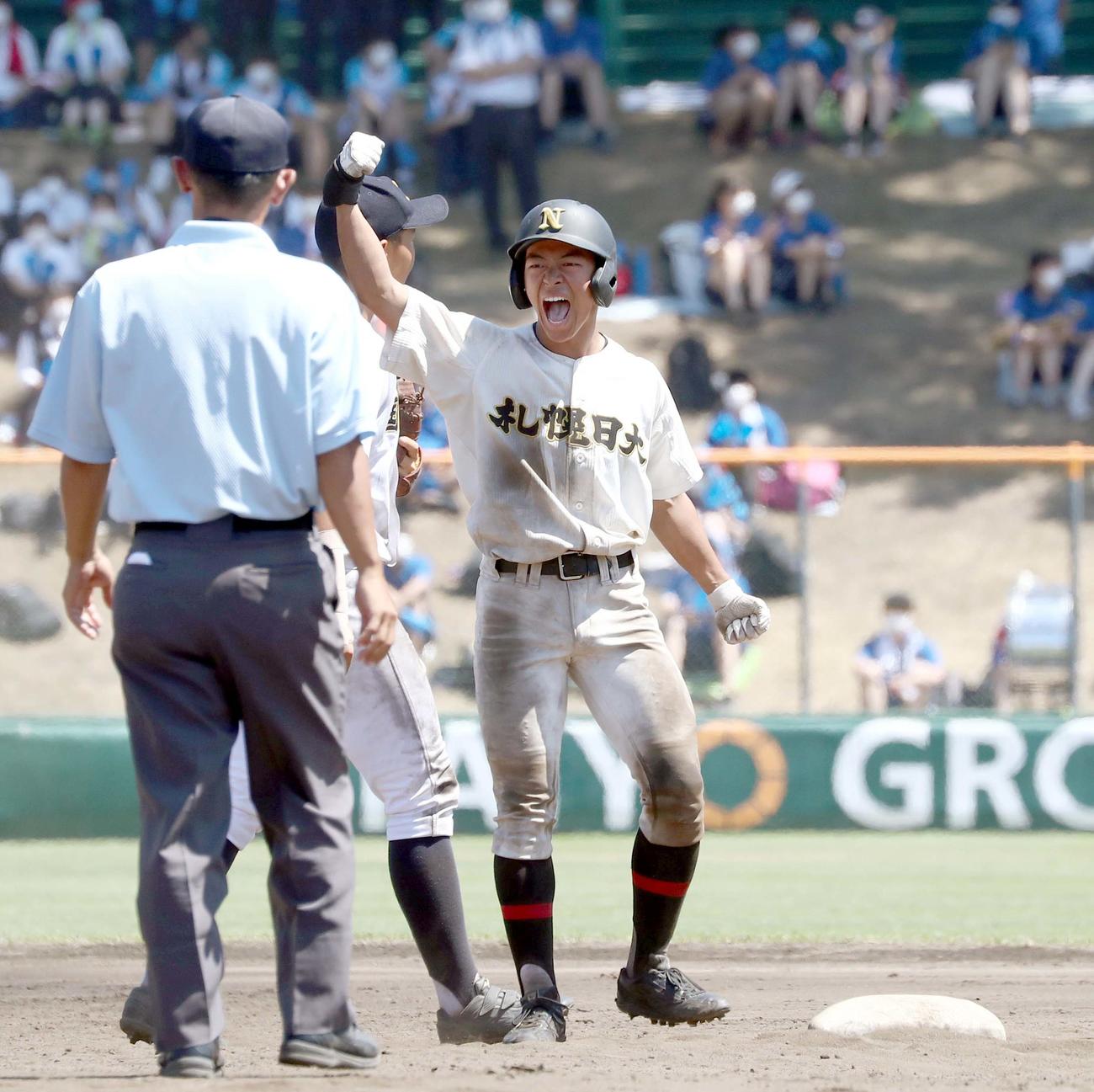 札幌日大対札幌国際情報　9回表札幌日大1死一、二塁、左越え2点適時二塁打を放ち叫ぶ田中銀（撮影・黒川智章）