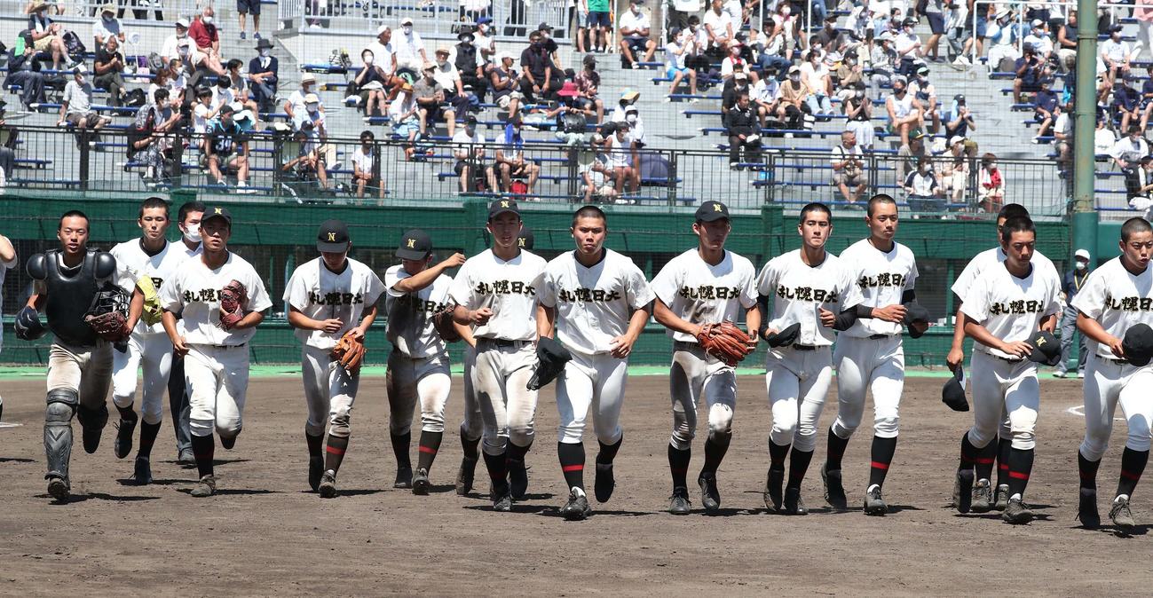 札幌日大対札幌国際情報　決勝戦進出を決めスタンドに駆けだす札幌日大ナイン（撮影・黒川智章）
