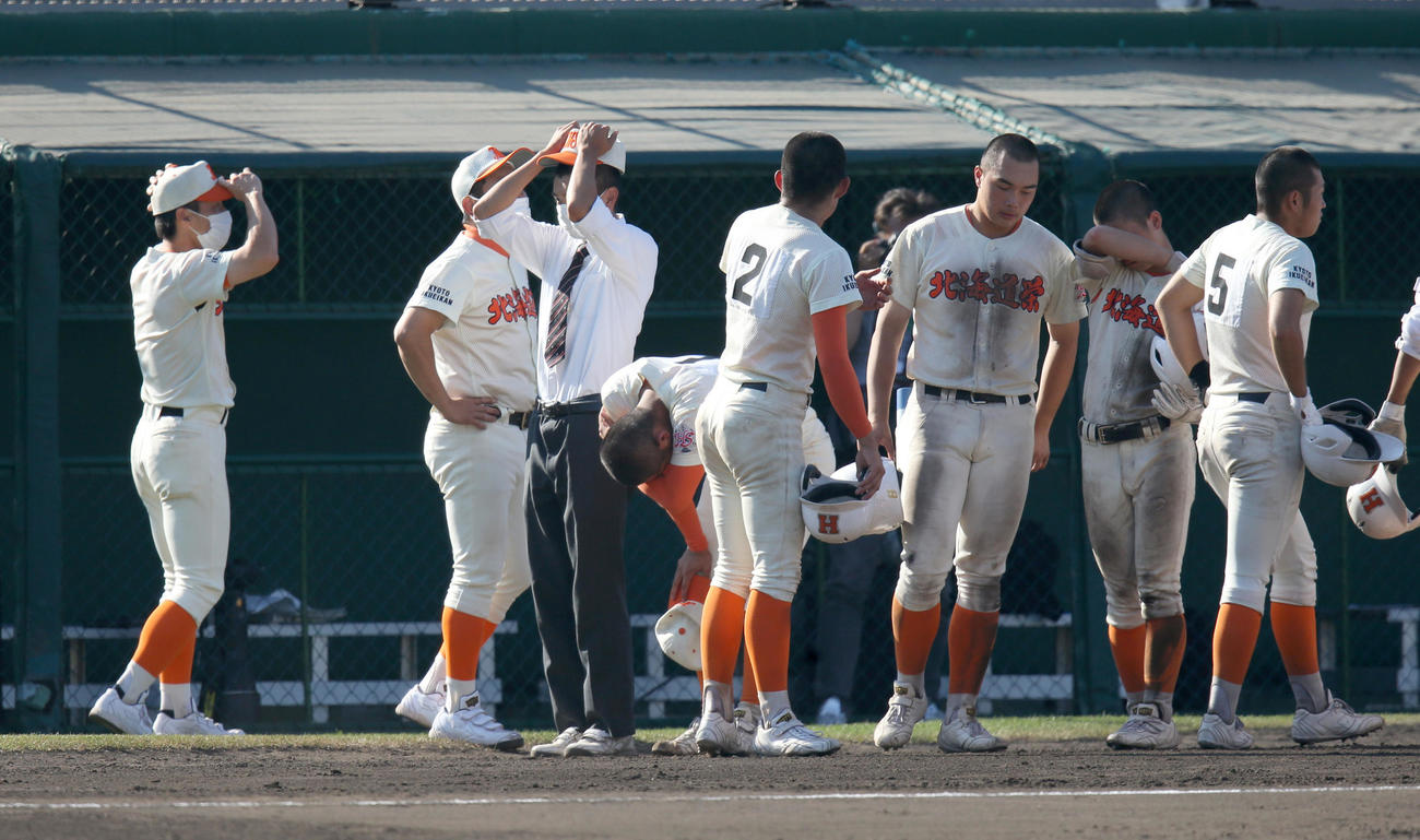 北海対北海道栄　北海に敗れ肩を落とす北海道栄ナイン（撮影・佐藤翔太）