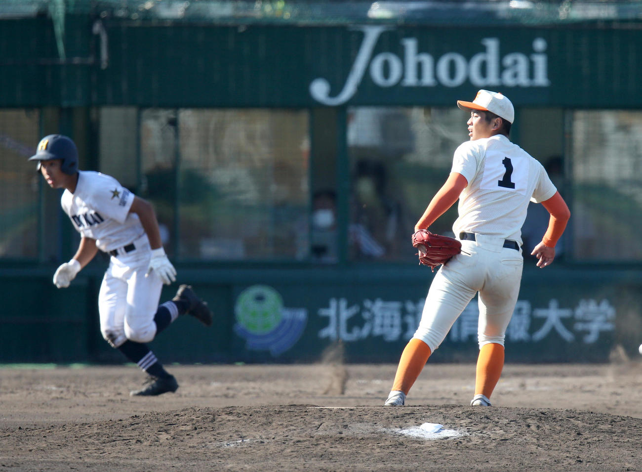 北海対北海道栄　9回表北海2死一塁、小原（左）に二塁打を打たれる北海道栄・小沼（撮影・佐藤翔太）