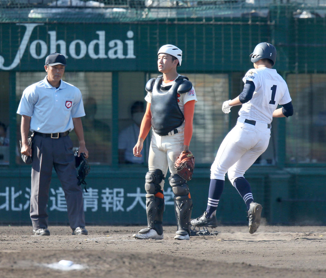 北海対北海道栄　9回表北海2死一塁、勝ち越しを許し呆然とする北海道栄・奥山（中央）（撮影・佐藤翔太）