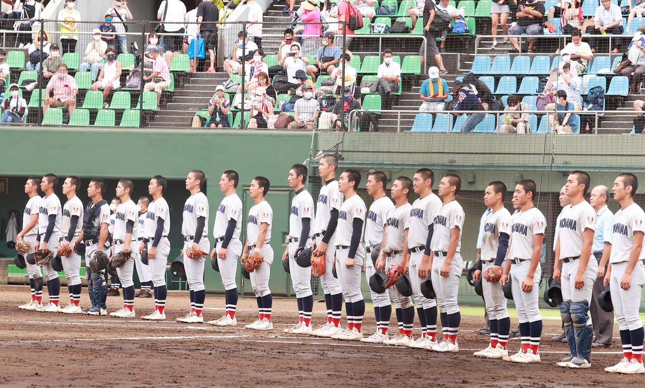 決勝進出を決め校歌を聞く横浜の選手たち（撮影・野上伸悟）