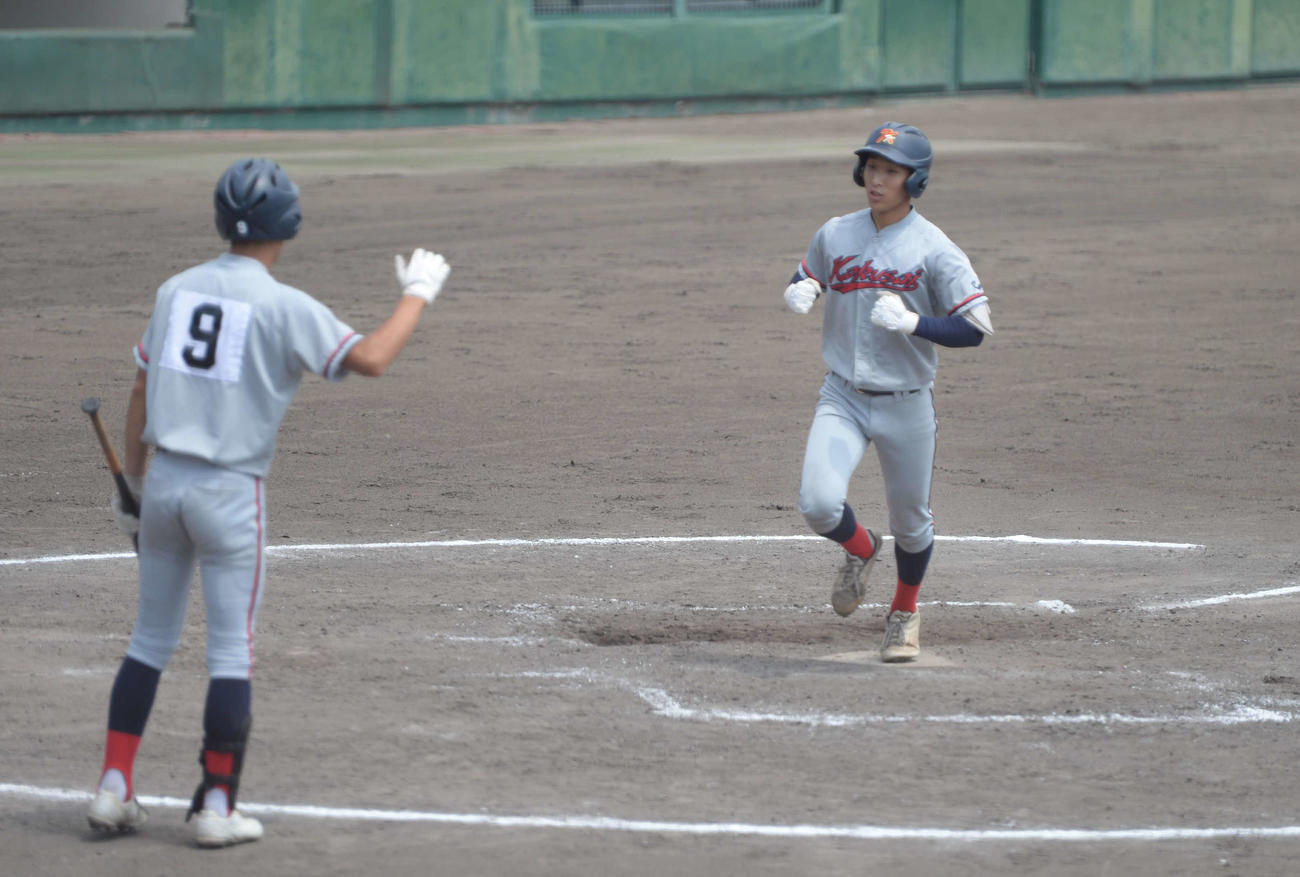 東山戦の3回、京都国際・平野（右）は同点本塁打を放つ（撮影・岡崎空日南太）