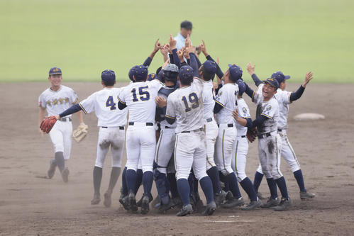 前橋育英対高崎健康福祉大高崎　優勝し喜ぶ前橋育英ナイン（撮影・足立雅史）
