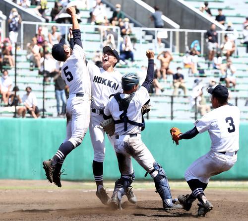札幌日大対北海　優勝し歓喜して抱き合う北海ナイン（撮影・黒川智章）