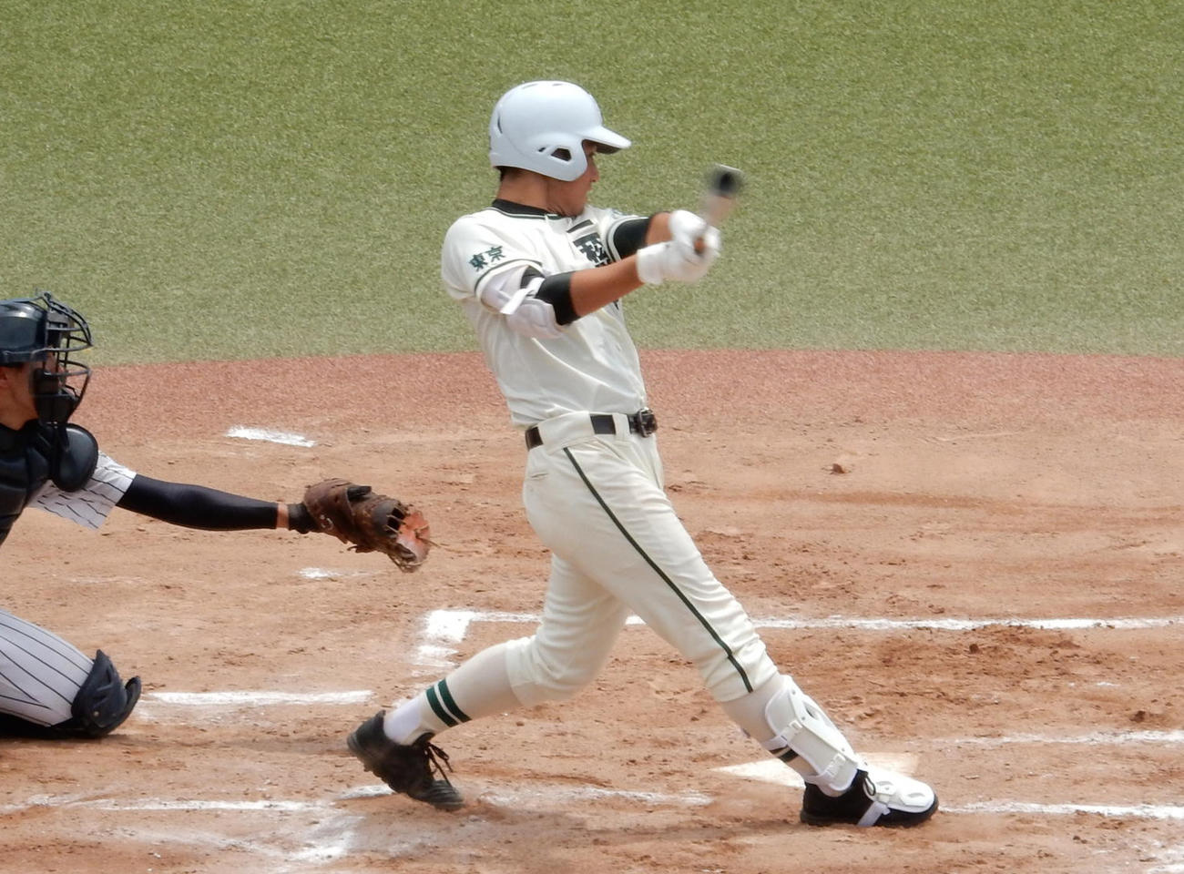 広尾－二松学舎大付　安打を放つ二松学舎大付・秋山
