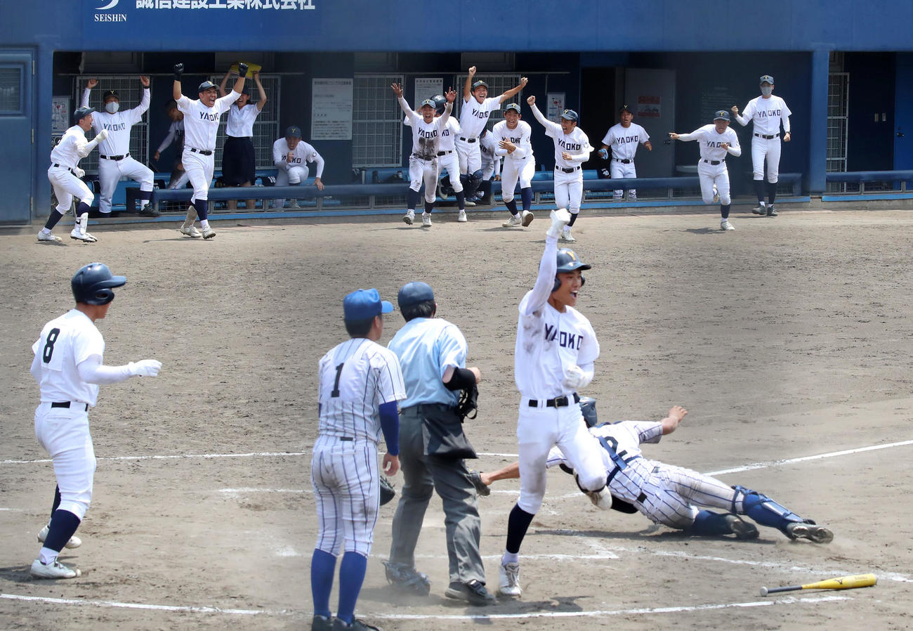 大塚対八尾　9回裏、山口のサヨナラ適時打にガッツポーズで飛び出す八尾ナイン。手前中央は生還した白崎（撮影・加藤哉）