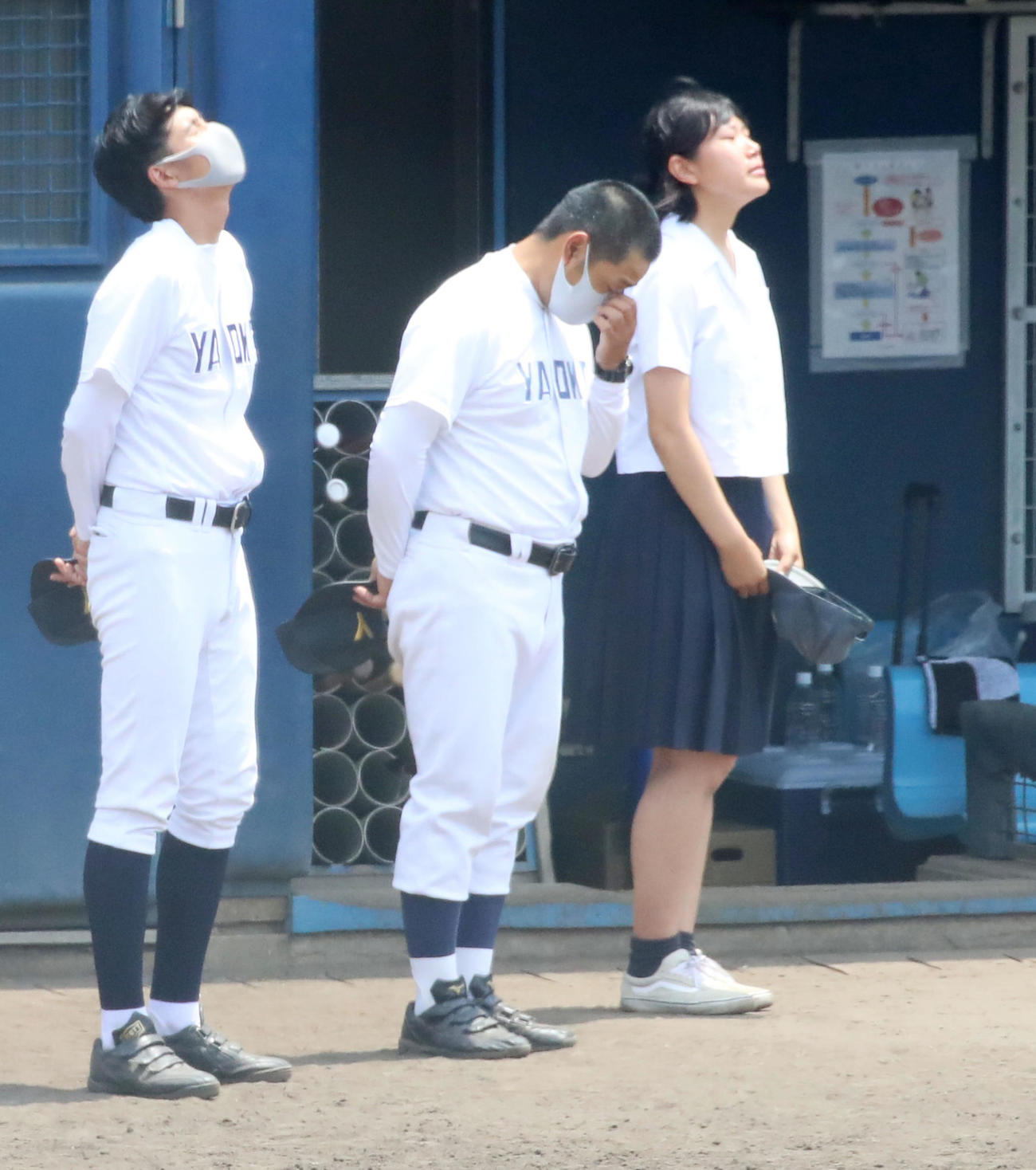 大塚対八尾　大塚にサヨナラ勝ちし整列する八尾・長田監督（撮影・加藤哉）