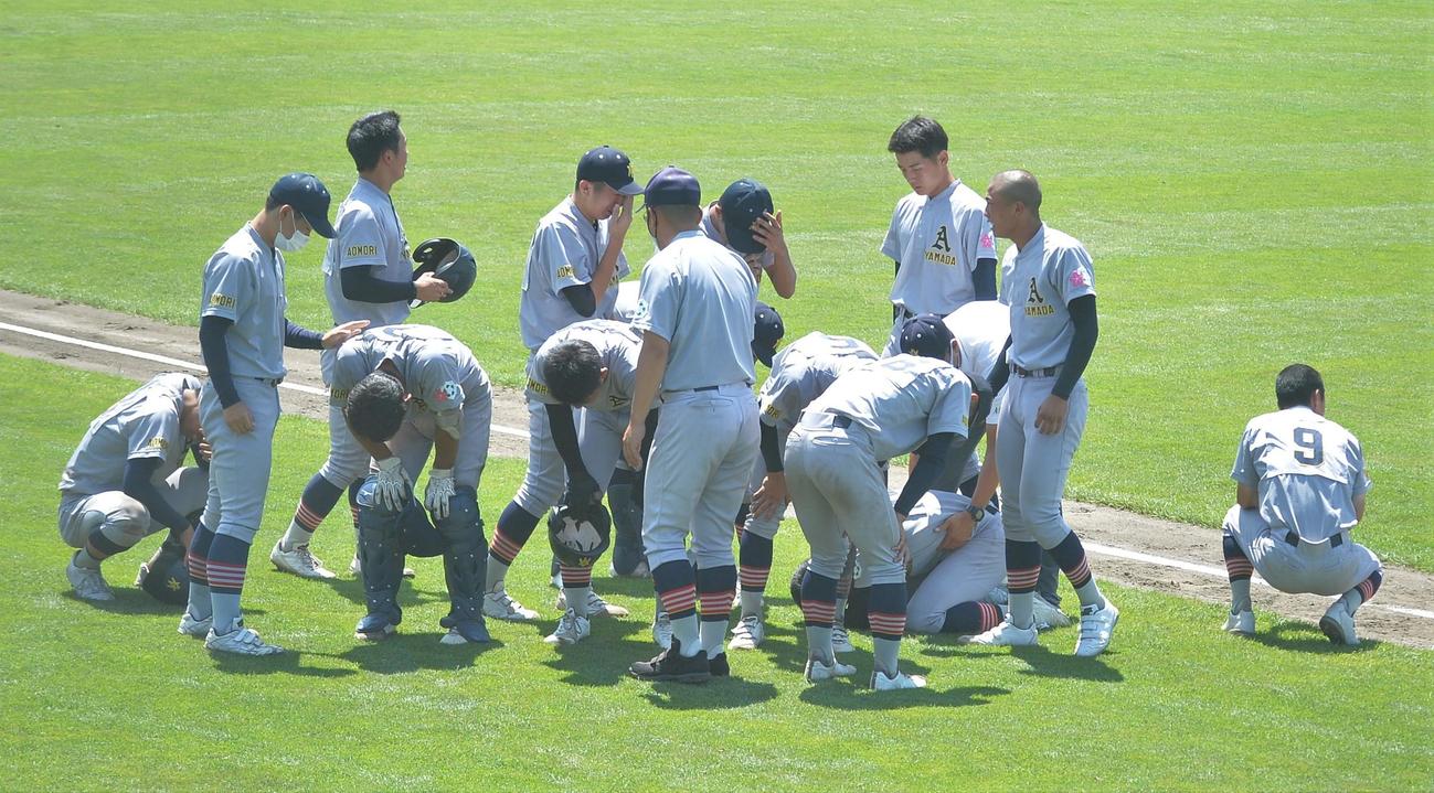 試合に敗れ、泣き崩れる青森山田ナイン