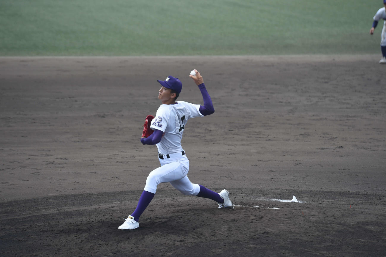 5回から2番手で登板した天理・達孝太投手（3年）