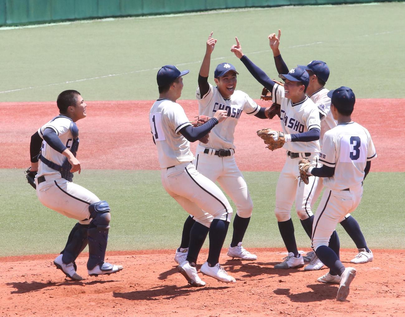 長崎商対大崎　優勝し歓喜する長崎商ナイン（撮影・菊川光一）