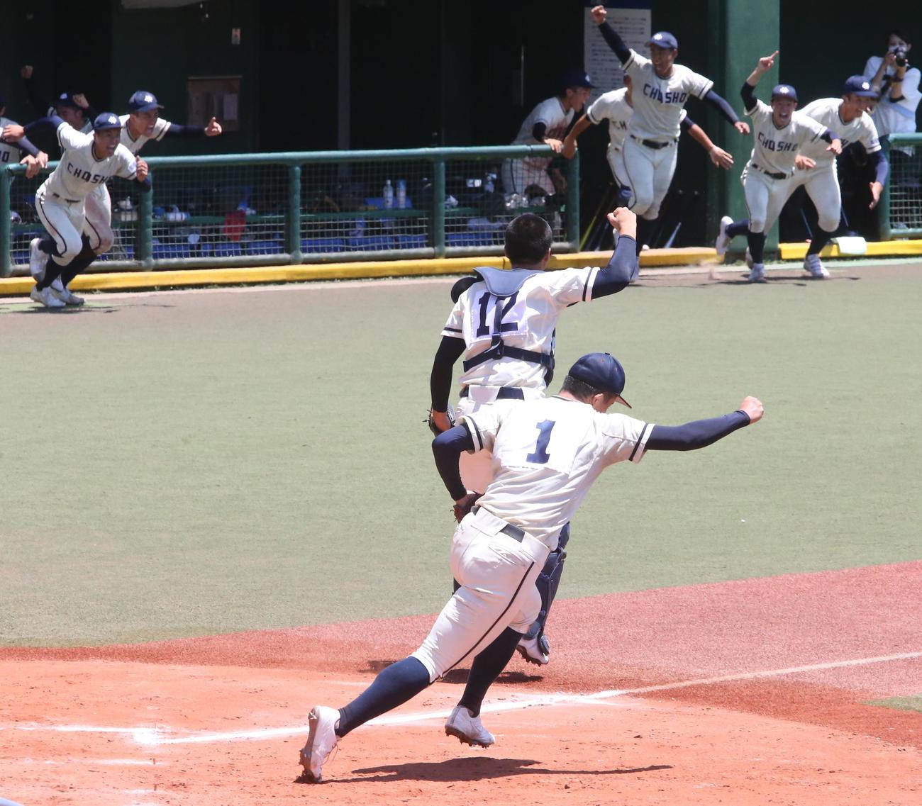 長崎商対大崎　優勝し歓喜する長崎商ナイン（撮影・菊川光一）