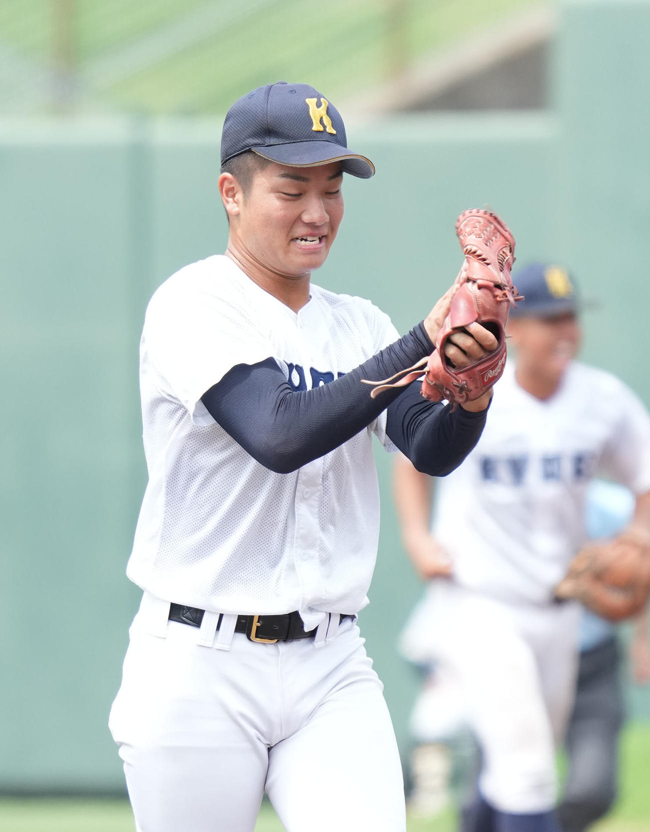 享栄対大同大大同　7回、享栄3番手で登板しグラブをたたく竹山日向（撮影・森本幸一）